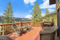 Cozy Estes Park Cabin w/ Stunning Mountain Views!