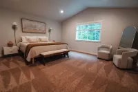 North Cascades Escape- spacious 5 bedroom, Hot Tub,  family-friendly, WiFi, AC