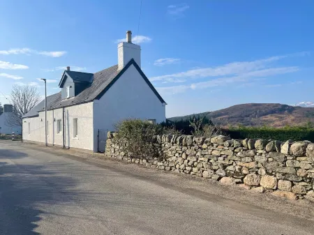 Smithy House - Village Centre Stay near NC500 Отели в г. Tongue