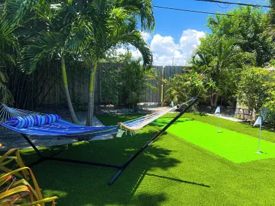 Lush Tropical Oasis! HEATED Pool, 1 mile to downtown, 2 miles to public beach 🏖️