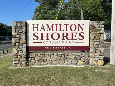 Relaxing Roost—lakefront condo located just steps away from the water’s edge! Hotels in 