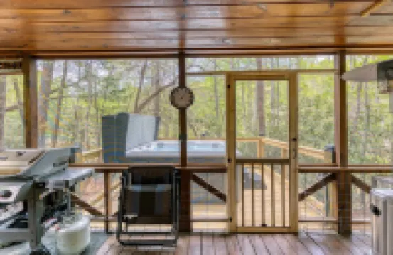 New Romantic Creekside Getaway with King Size Bed, Hot Tub & Pet Friendly