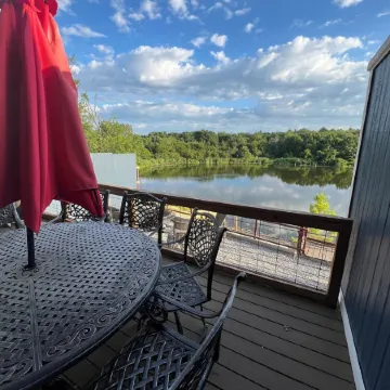 Roomy 4 bedroom 4 bathroom house on a 5 acre pond less than a mile from Texoma