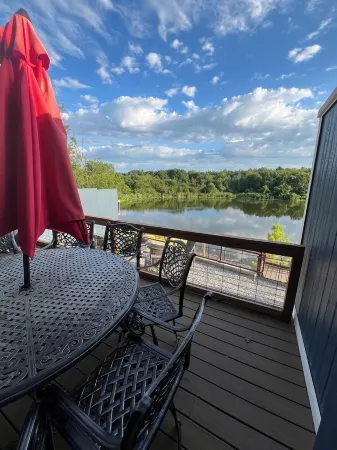 Roomy 4 bedroom 4 bathroom house on a 5 acre pond less than a mile from Texoma Отели в г. Грейсон