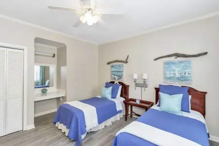 Lakefront Getaway with Stunning Western Views – Sleeps 6!