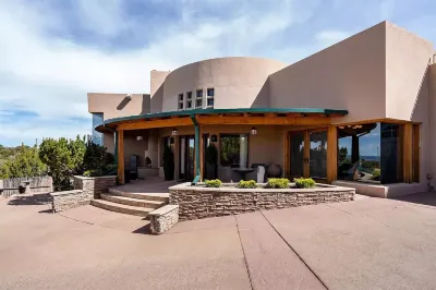 NEW ON VRBO!  El Camino  Stunning home Dale Ball trails Santa Fe Ski Area Forest Ten Thousand Waves附近的飯店