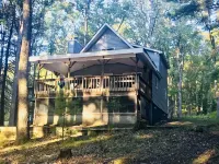 Beautiful 4 Season Lakefront Chalet in the Poconos! Hotels in Lackawaxen Township