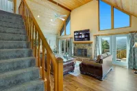 Luxury Mountaintop Views with Hot Tub - 1 min to town