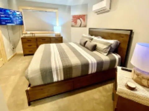 Snowshoe Inn - King Master - Hot Tub - Fire Pit - Trails - Community Pool Hotels in Ronald