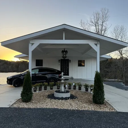 Lakeside Haven: Hot Tub! Wi-Fi! Free Parking! Private! Beach! Centrally located.