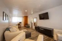 Garden House fenced yard with covered patio. Pets okay. Close access to shops. Hotels in Oregon City