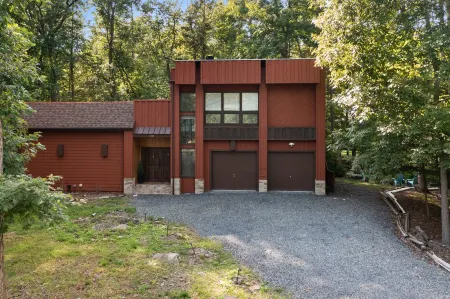 Stunning Penn Manor, Hot Tub, Sauna, Fire Pit