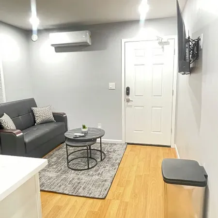 Sophisticated Suite Near JFK Airport Отели рядом с достопримечательностью «Железнодорожная станция JFK Air Train»
