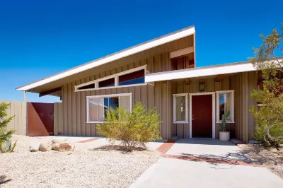 Runway Lounge in Joshua Tree: Airport Resort with Pool