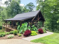 Cabin Retreat on quiet back road in Amish Country with hot tub