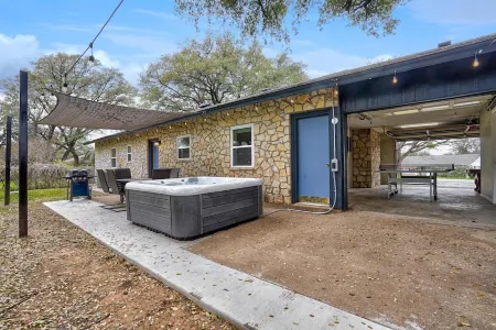 Hot Tub, Park, Lake Access Prime Location!!