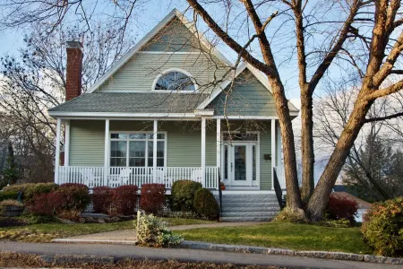 Location, Location, Location Отели в г. Конкорд