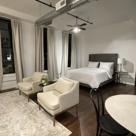 Spacious Loft in Historic Baggs Square