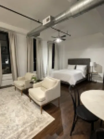 Spacious Loft in Historic Baggs Square