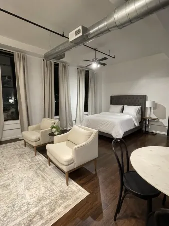 Spacious Loft in Historic Baggs Square