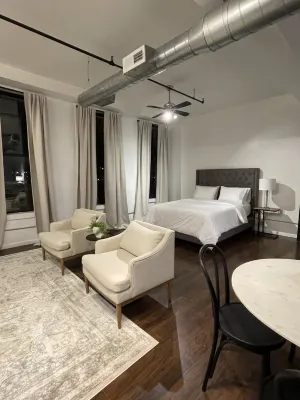 Spacious Loft in Historic Baggs Square