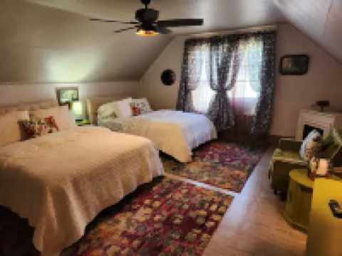 Enjoy the top floor of this victorian house With two suites & a bonus bedroom