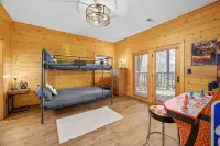 River Birch Hideaway | Mt Views, HT, Game/Theatre Rm, Fishing Pond, Mins to PF!
