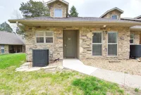 Rustic Retreat 3Bed/3Ba Walk In Quiet Close to Lake TaneyComo & The Landing