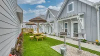 Resort style pool-splash pad-pirate playground-5 min. walk to Whitecap Beach. Hotels near Packery Channel Park