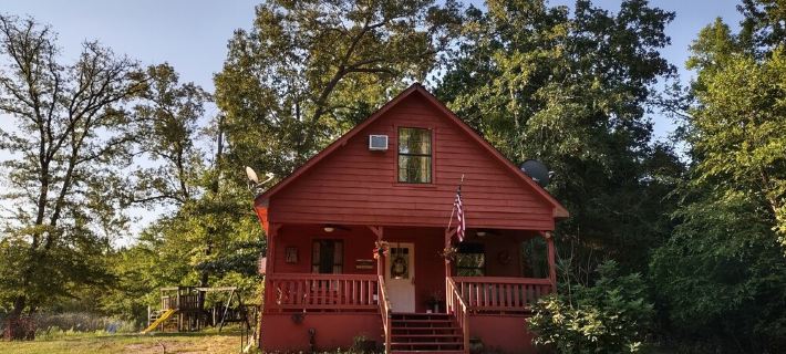 2-Story Farm Cabin - Sleeps 5 - 50 Acres Hotels in Smith County