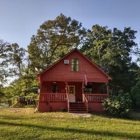 2-Story Farm Cabin - Sleeps 5 - 50 Acres