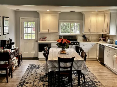 Huge home, sleeps 12, Newly remodeled, perfect for large groups NO PROM PARTIES