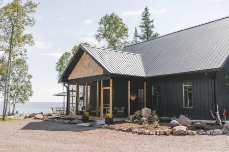 Newly Constructed Cottage on Lake Superior Beachfront Отели в г. Куино Каунти