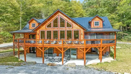 4 Loves Lodge - Main Home Sleeps 22, 5 BR, 5 1/2 BA, Pet Friendly
