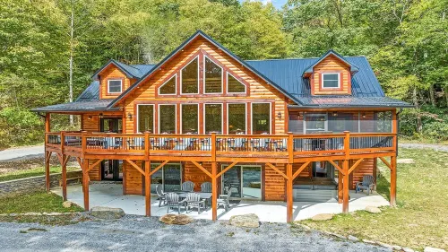 4 Loves Lodge - Main Home Sleeps 22, 5 BR, 5 1/2 BA, Pet Friendly