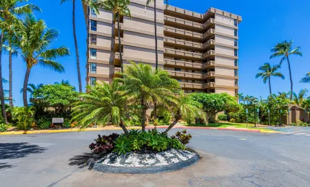 Kaanapali, Ocean Front Condo, Free parking and NO Resort Fee’s, Cabana Access.