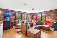 Family‑Friendly Retreat: Hot Tub, Theater + Close to Attractions - บ้านพักหลังเล็ก