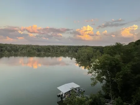 Sunrise Bluff Lakefront - in family-friendly area w/ great view of Grand Lake