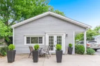 Little Bell's Bungalow / Walkable to Saugatuck and Douglas / Updated Pink Patio附近的飯店