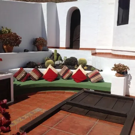 Spectacular rental home - Ocean and mountain view. Heated pool. Sleeps 6