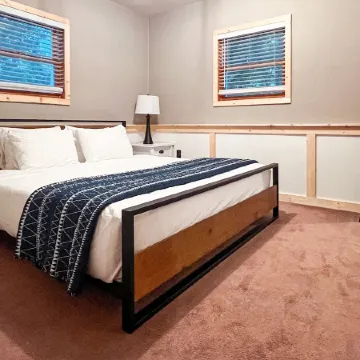 Cozy fireplace, indoor and outdoor games, records!