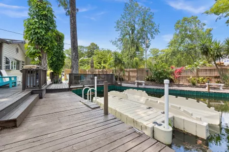 5 Bedrooms - Spacious - 7 Kayaks - Firepit - 2 mins to Rogers Park - KING beds