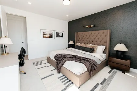 Ski&Tee Mountain Chalet: modern retreat w/ golf simulator, hot tub, & game room