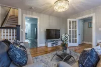 Modern ~ 3 Bedroom House ~ Sleeps 8 ~ 11 mins to Hartford Hotels in Central Manchester