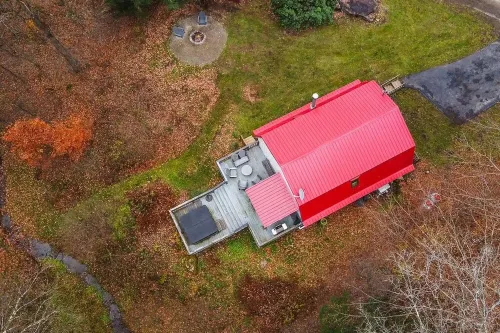 Hungry Hollow Hideaway - escape to this modern cabin on 15 acres