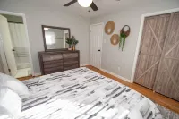 Rustic and Serene Home, 3BR, King Bed, Near RAFB Hotels near Houston Church