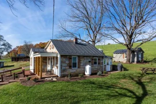 Luxury Farm Cottage, Hot Tub, Sauna,Massage,Shenandoah Views, Pet Friendly