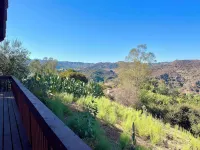 Spacious 3-bedroom/ 2 bath apartment in Topanga Hills with AC