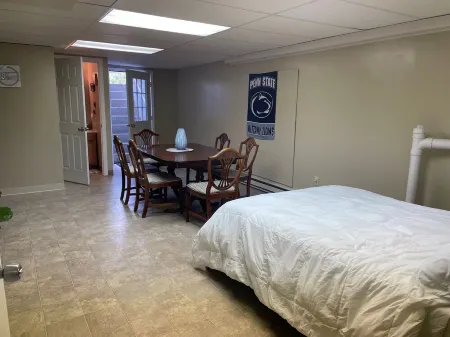 20 minutes from Penn State! Private entrance, cozy living space.