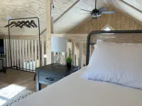Lured to the Lake Cabin Near Patoka - Hot Tub and Creek!